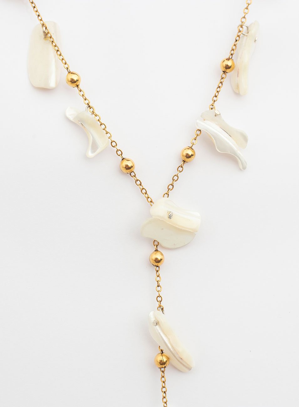 COLAR GRAVATA BOHOCHIC MADREPÉROLAS BANHO OURO