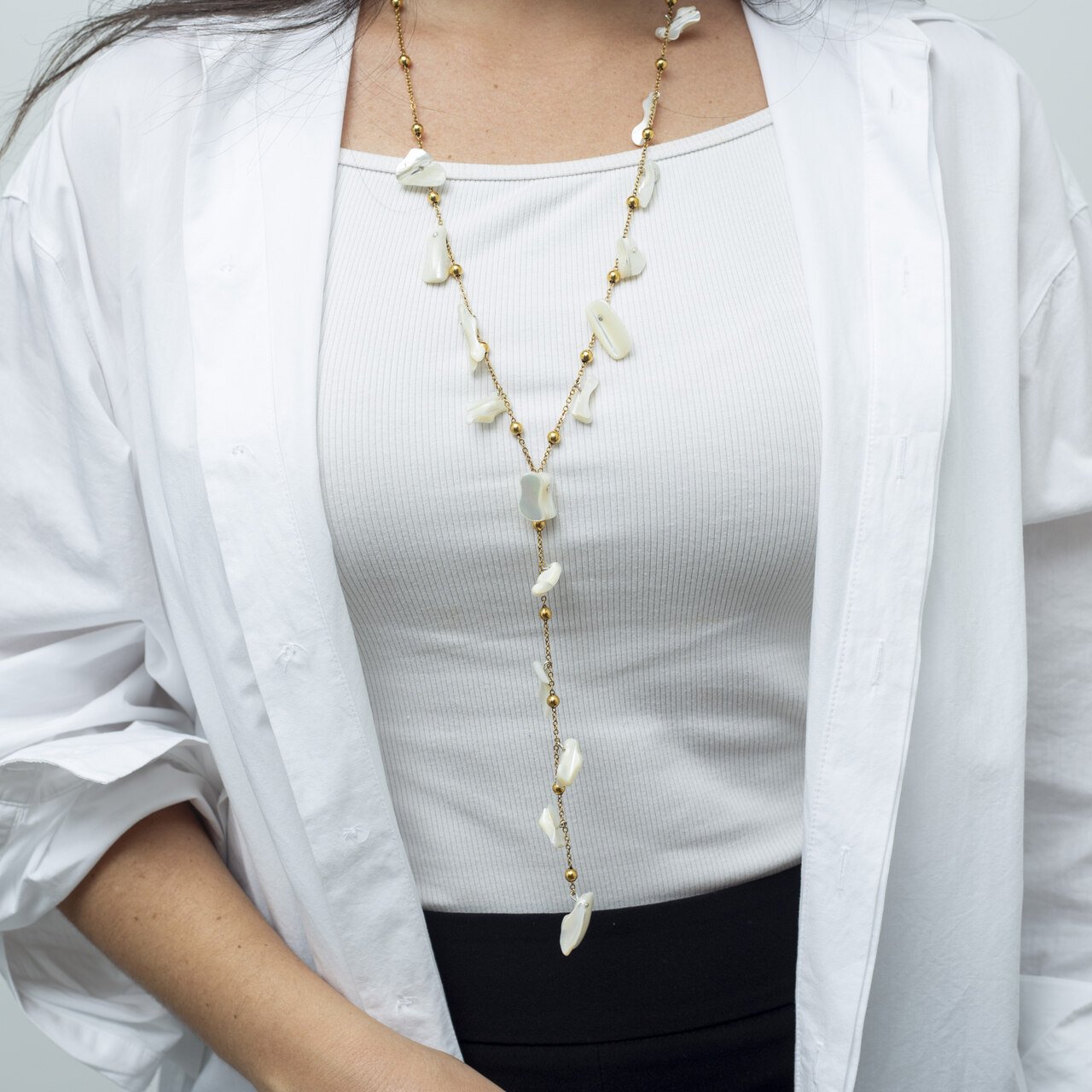 COLAR GRAVATA BOHOCHIC MADREPÉROLAS BANHO OURO