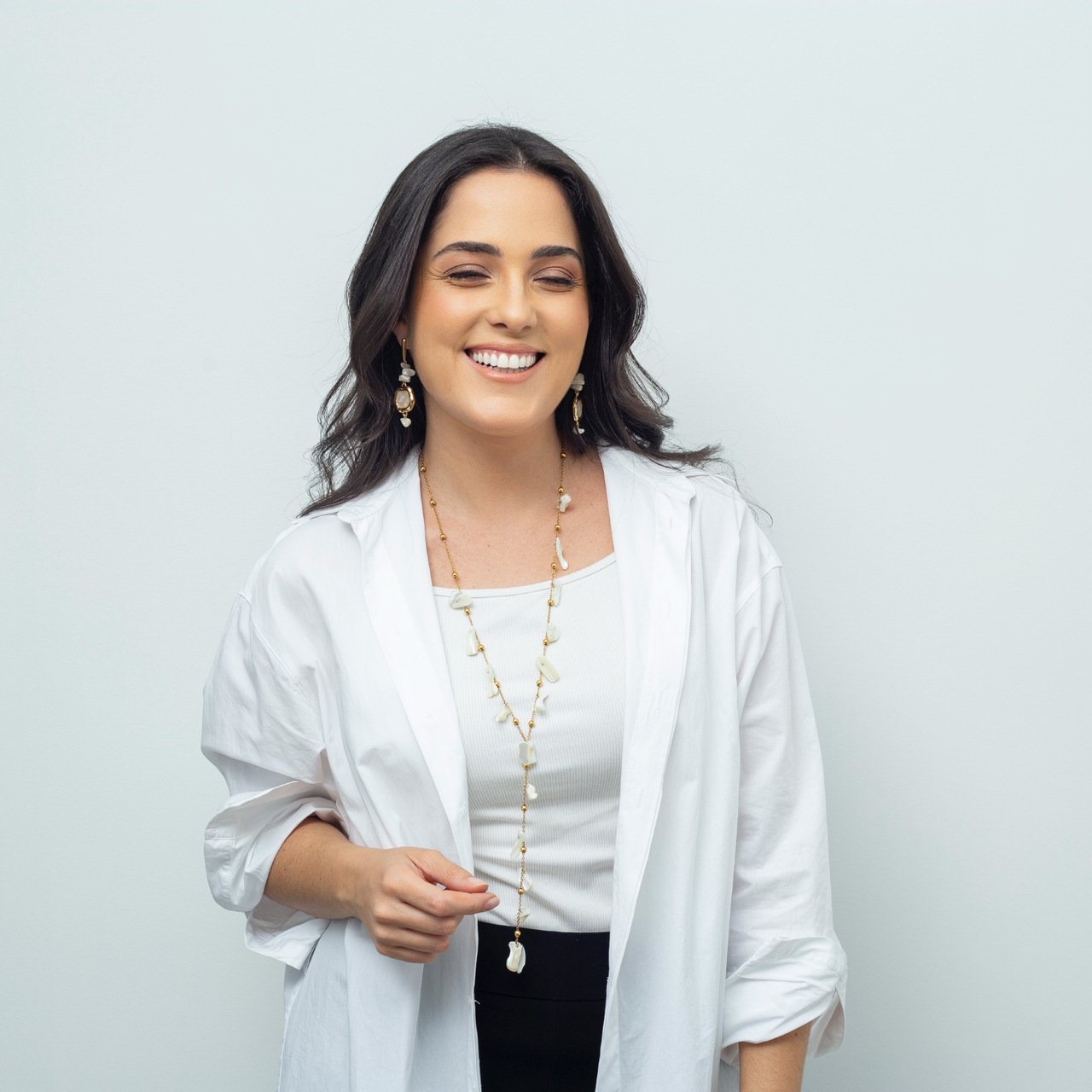 COLAR GRAVATA BOHOCHIC MADREPÉROLAS BANHO OURO