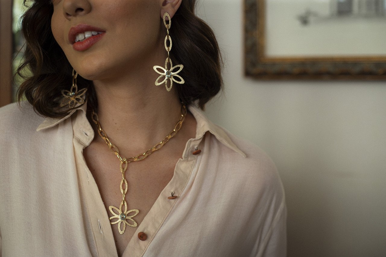 COLAR GRAVATA IRIS FLOR CRISTAL ACQUA MARINE BANHO OURO