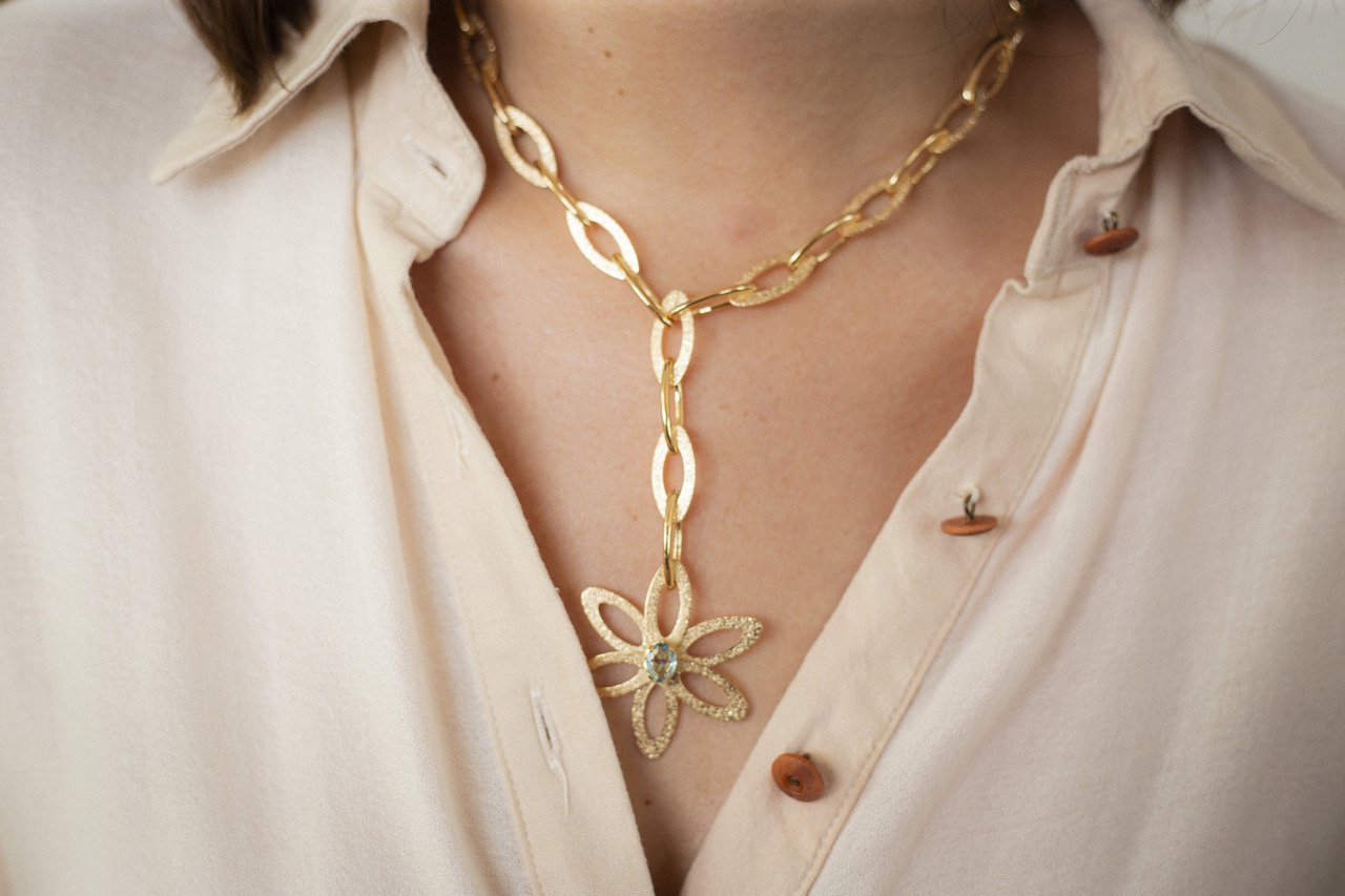 COLAR GRAVATA IRIS FLOR CRISTAL ACQUA MARINE BANHO OURO