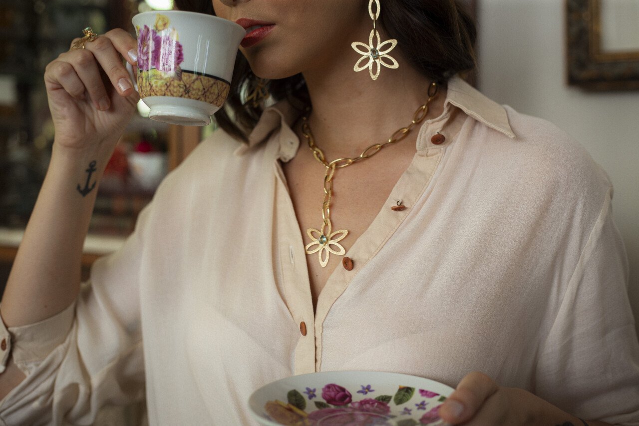 COLAR GRAVATA IRIS FLOR CRISTAL ACQUA MARINE BANHO OURO