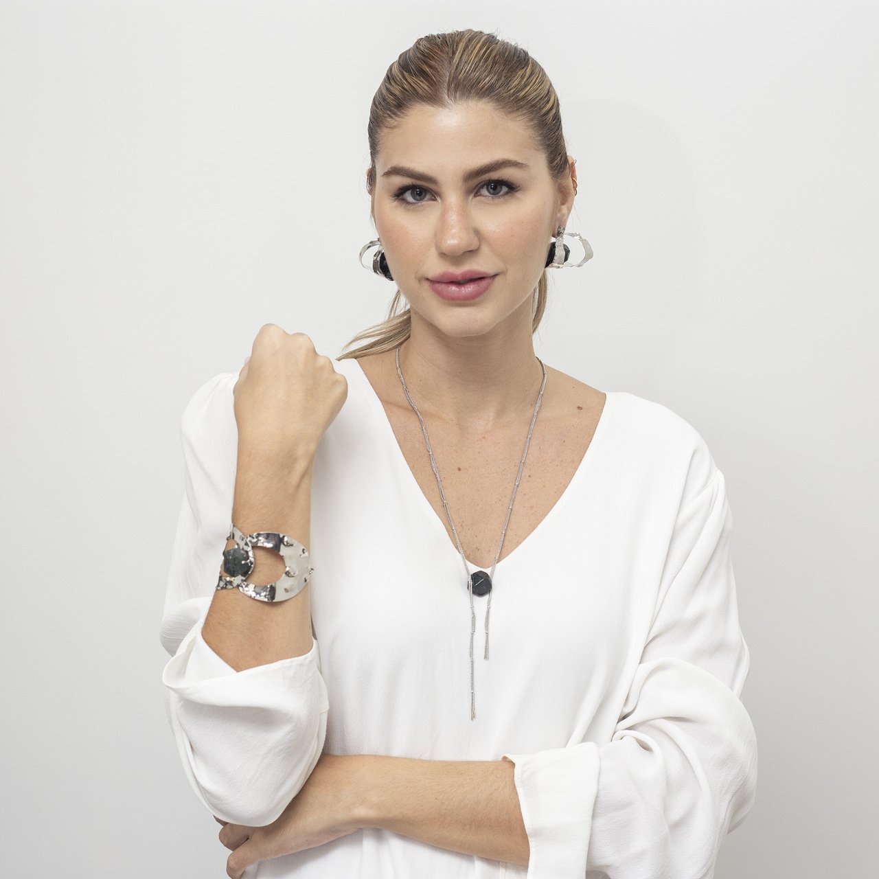 COLAR GRAVATA PEDRA JADE FRANJA BANHO RÓDIO BRANCO