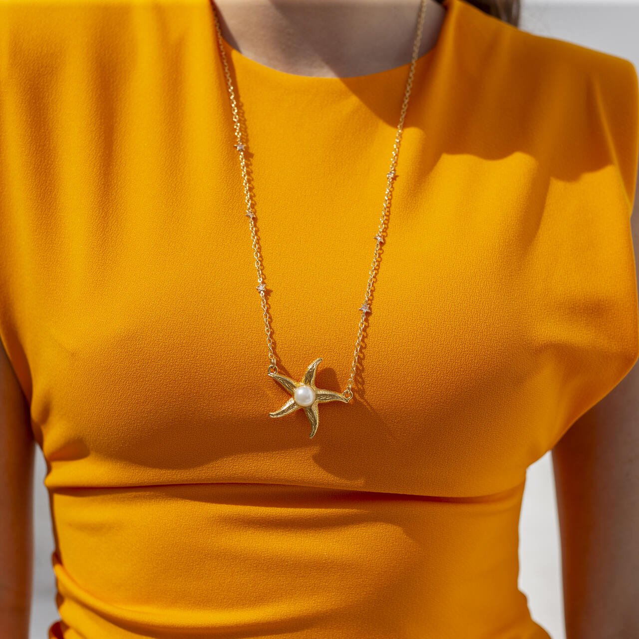 COLAR LONGO ESTRELA DO MAR PÉROLA BANHO OURO