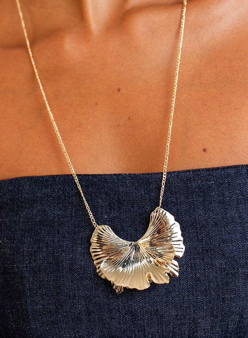 COLAR LONGO LEQUE GINGKO BANHO OURO