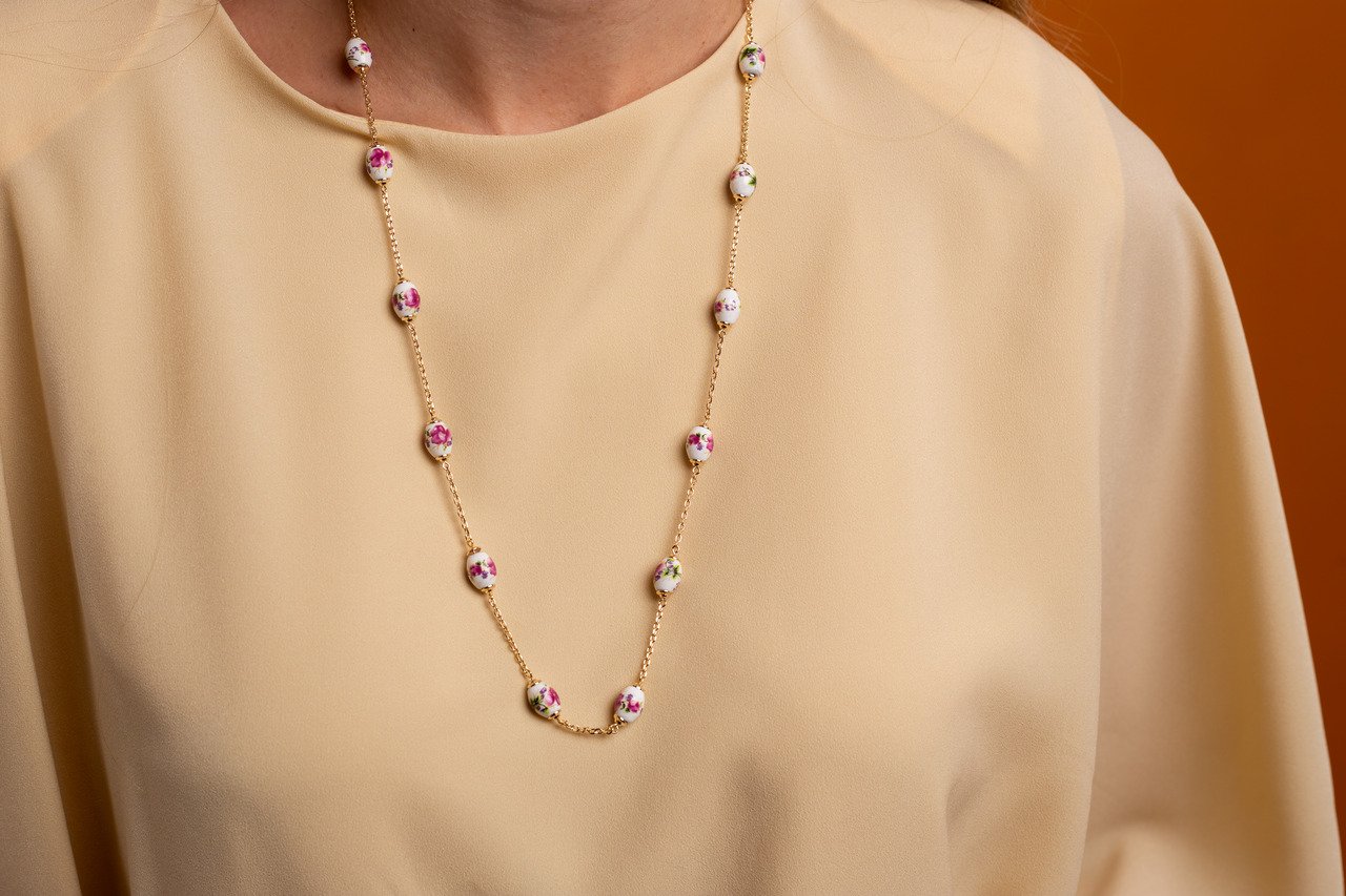 COLAR LONGO PORCELANA FLORAL BANHO OURO