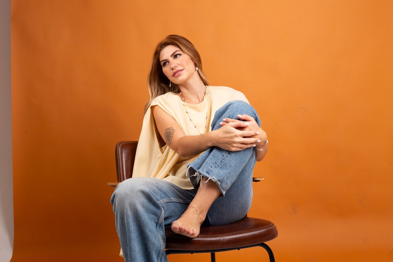 COLAR LONGO PORCELANA FLORAL BANHO OURO