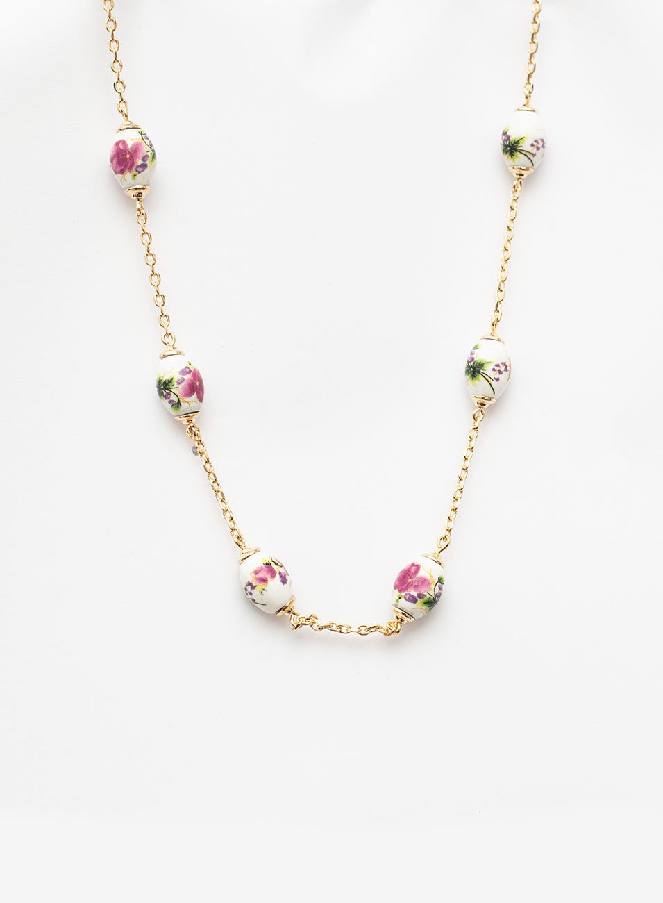 COLAR LONGO PORCELANA FLORAL BANHO OURO