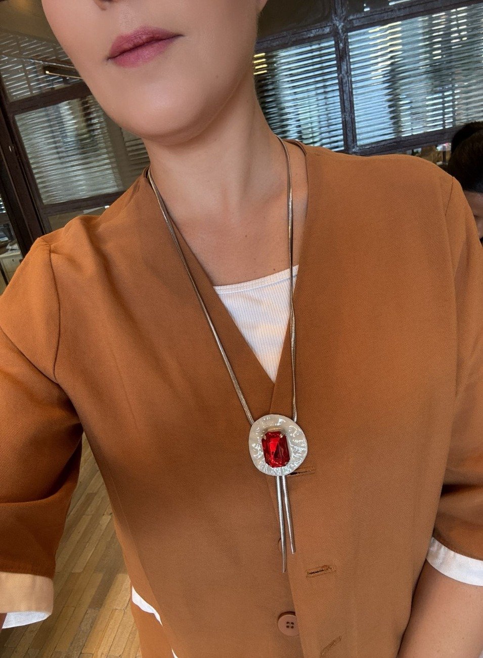 COLAR LONGO SCARLETT CRISTAL VERMELHO BANHO RÓDIO BRANCO