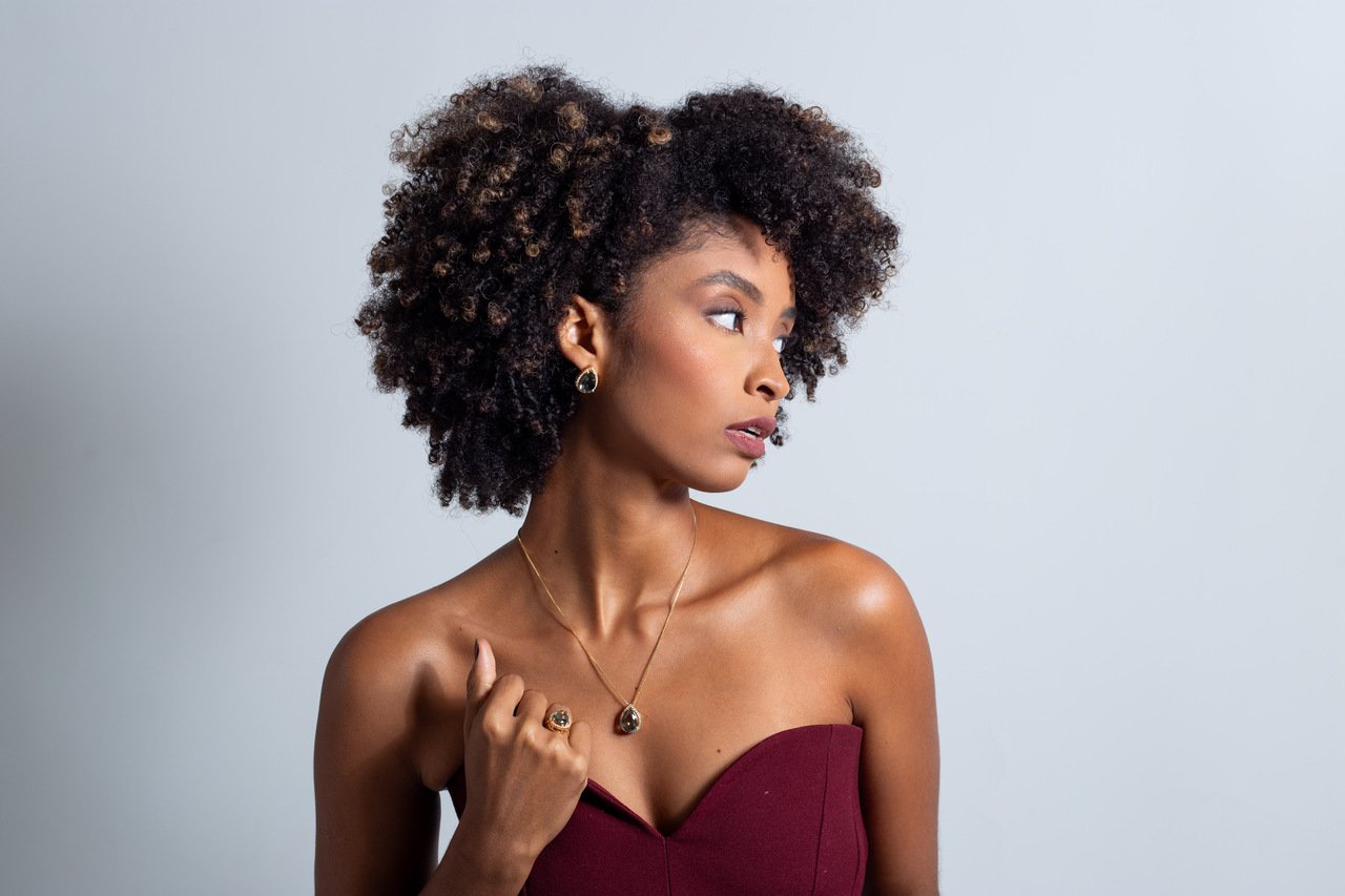 COLAR MABÊ CRISTAL GOTA VERDE AMETISTA ZIRCÔNIA INCOLOR BANHO OURO