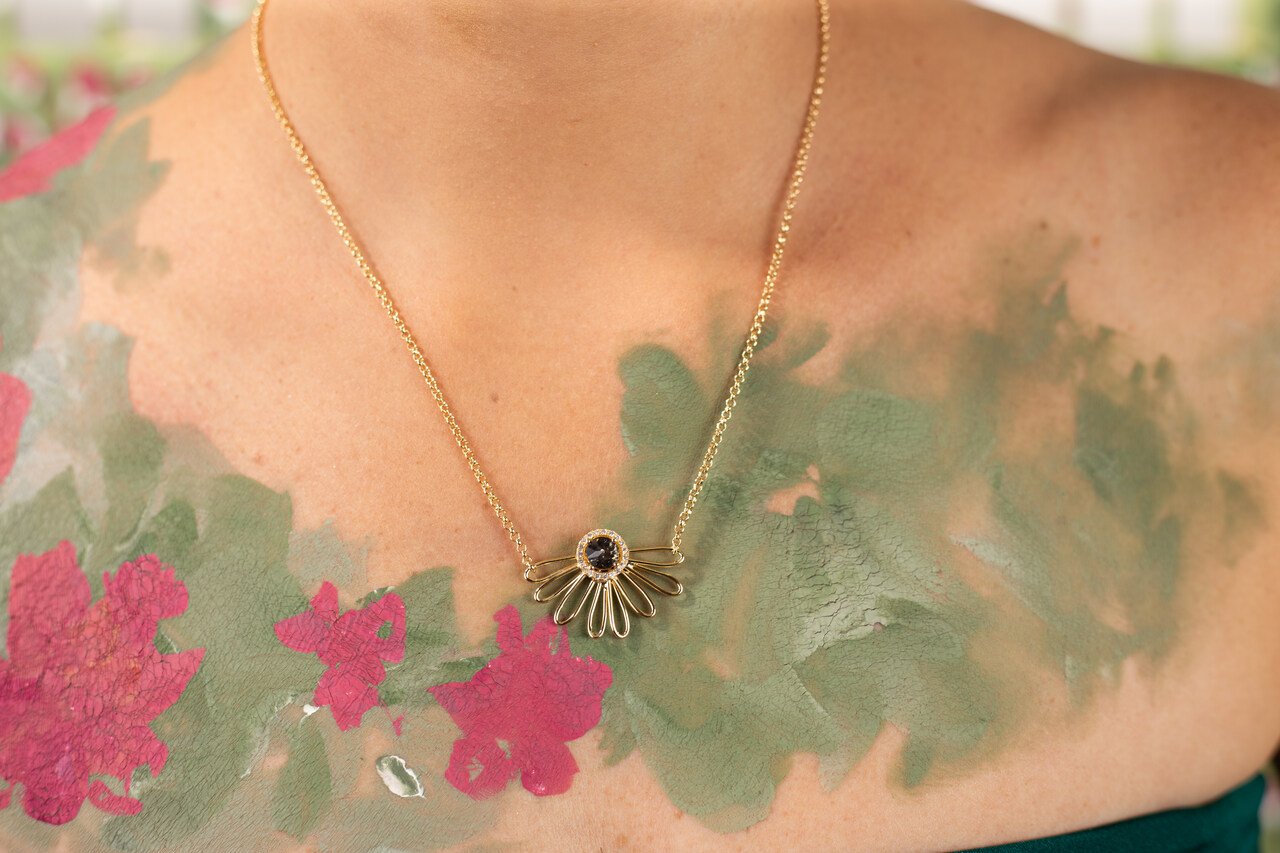 COLAR MARGIE FLOR ARAMADA MIOLO CRISTAL CINZA E ZIRCONIAS COM BANHO OURO