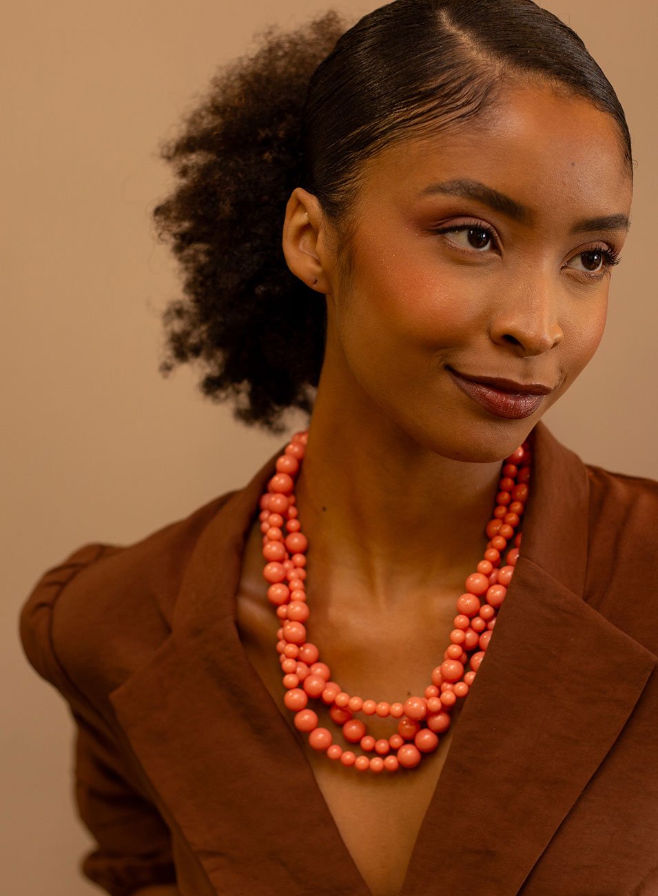 COLAR MAXI LAGOSTA COM PÉROLAS CORAL