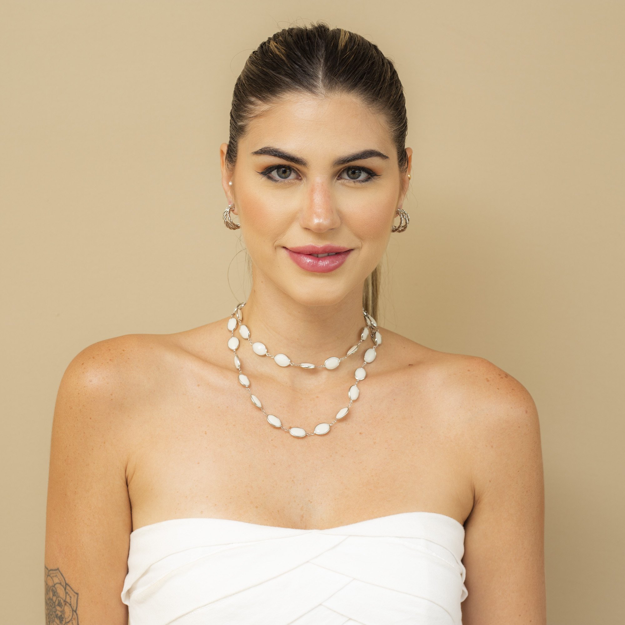 COLAR MILKA RESINA OVAL BRANCA BANHO RÓDIO BRANCO