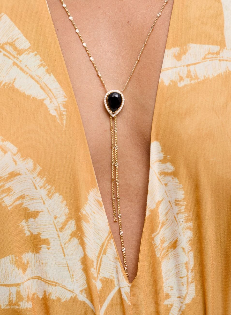 COLAR NINA GOTA PRETO BANHO OURO