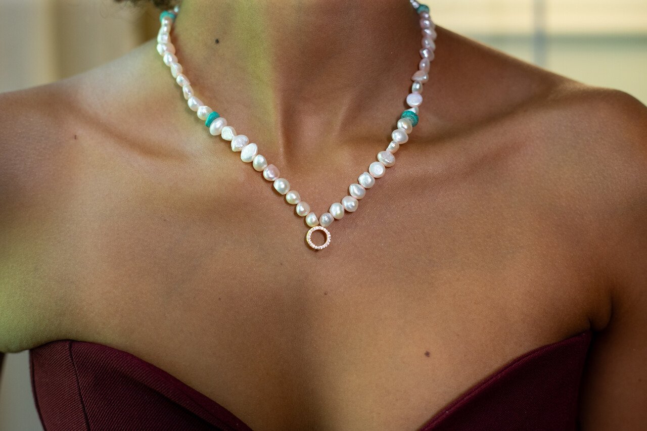 COLAR OÁSIS PÉROLAS CULTIVADAS ROSÉ ZIRCÔNIA BANHO OURO