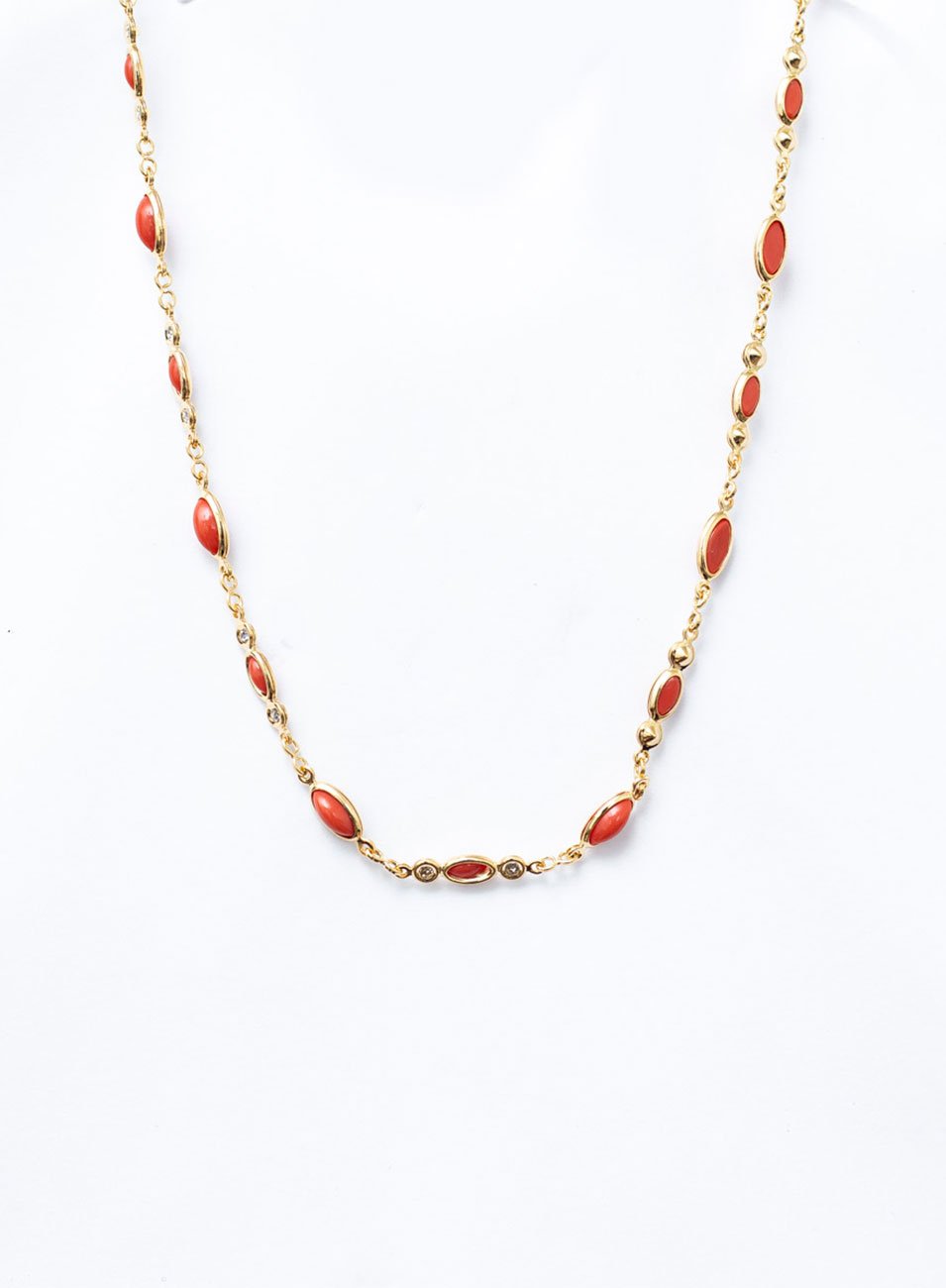 COLAR OFÉLIA CURTO RESINA OVAL CORAL BANHO OURO