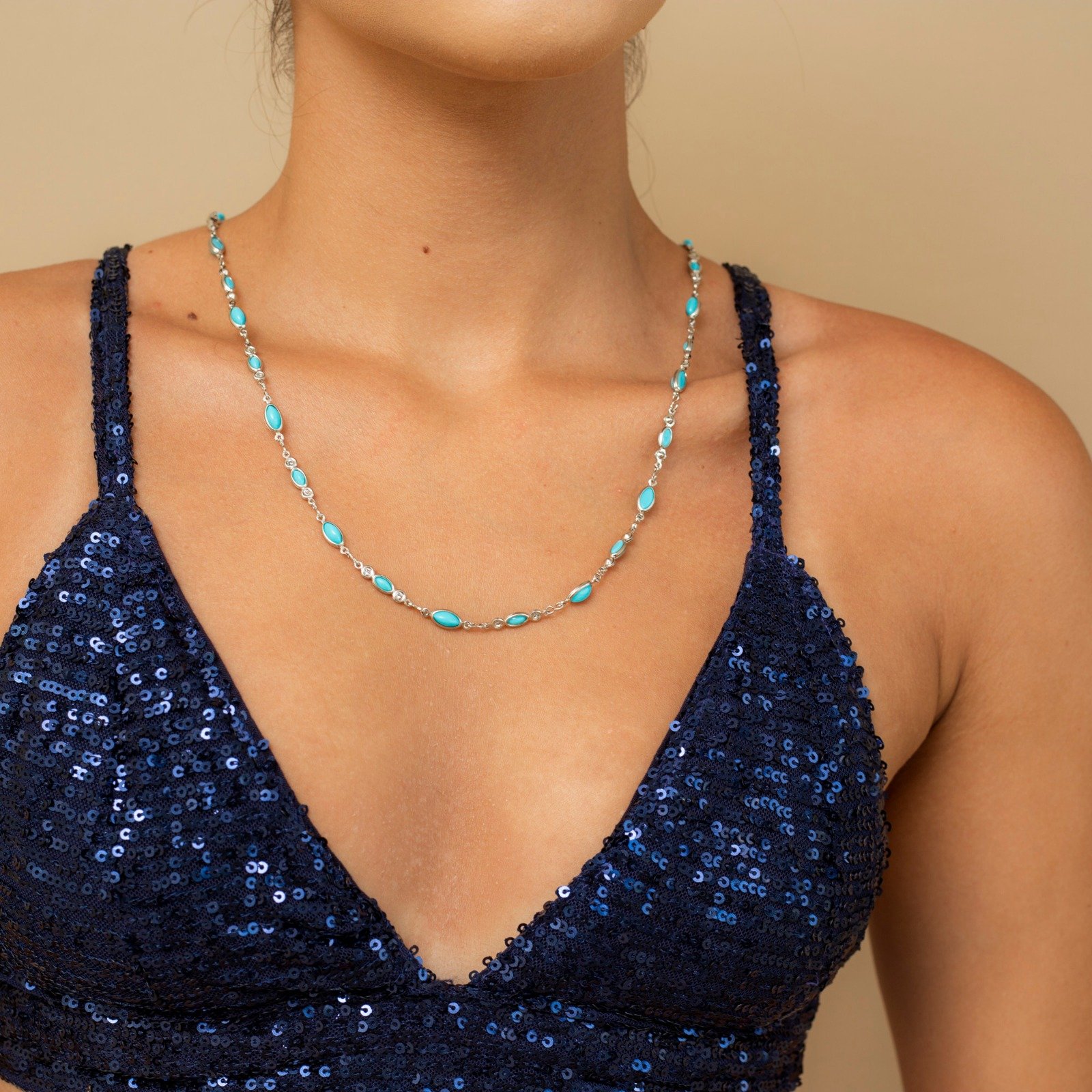 COLAR OFÉLIA CURTO RESINA OVAL TURQUESA BANHO RÓDIO BRANCO