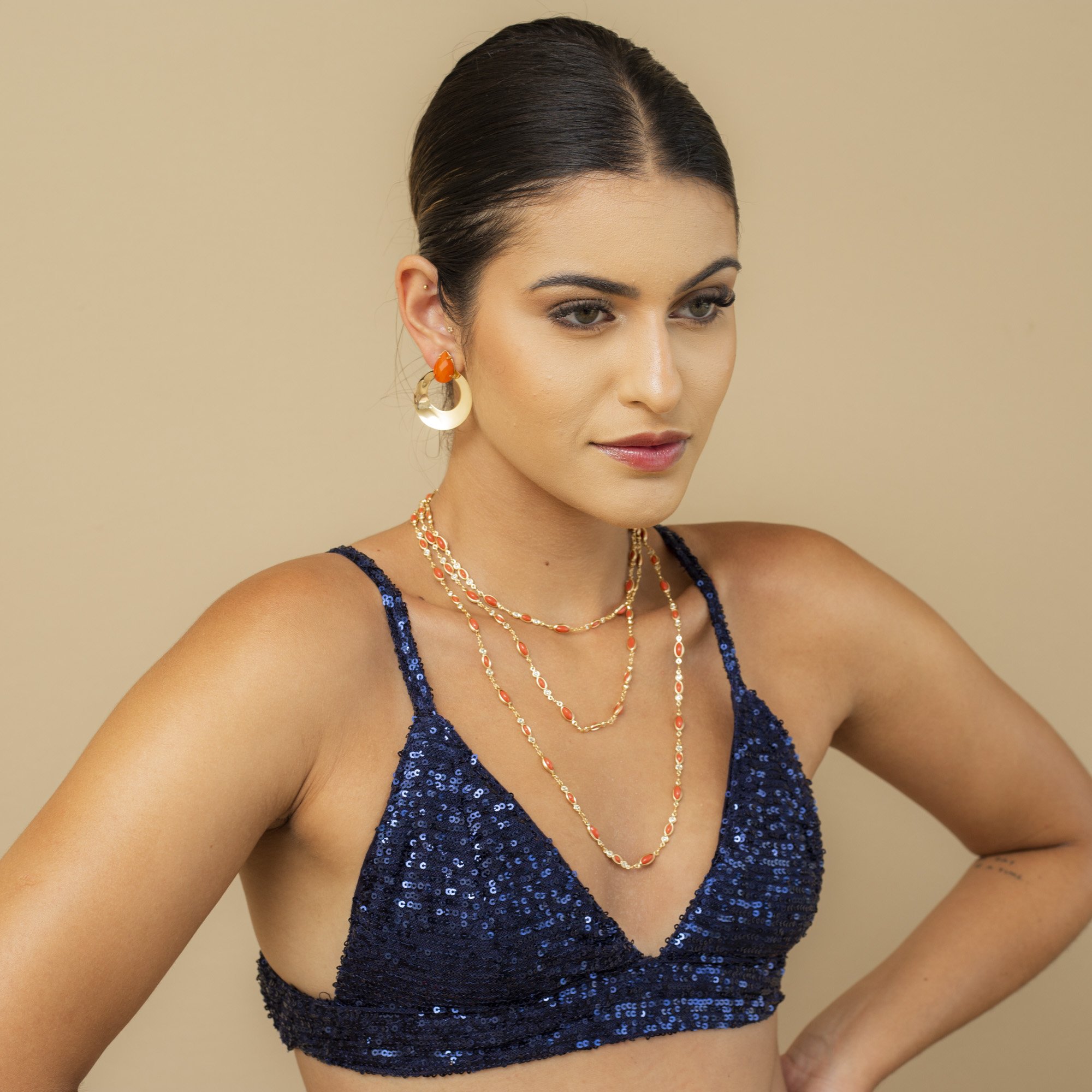 COLAR OFÉLIA LONGO RESINA OVAL CORAL BANHO OURO