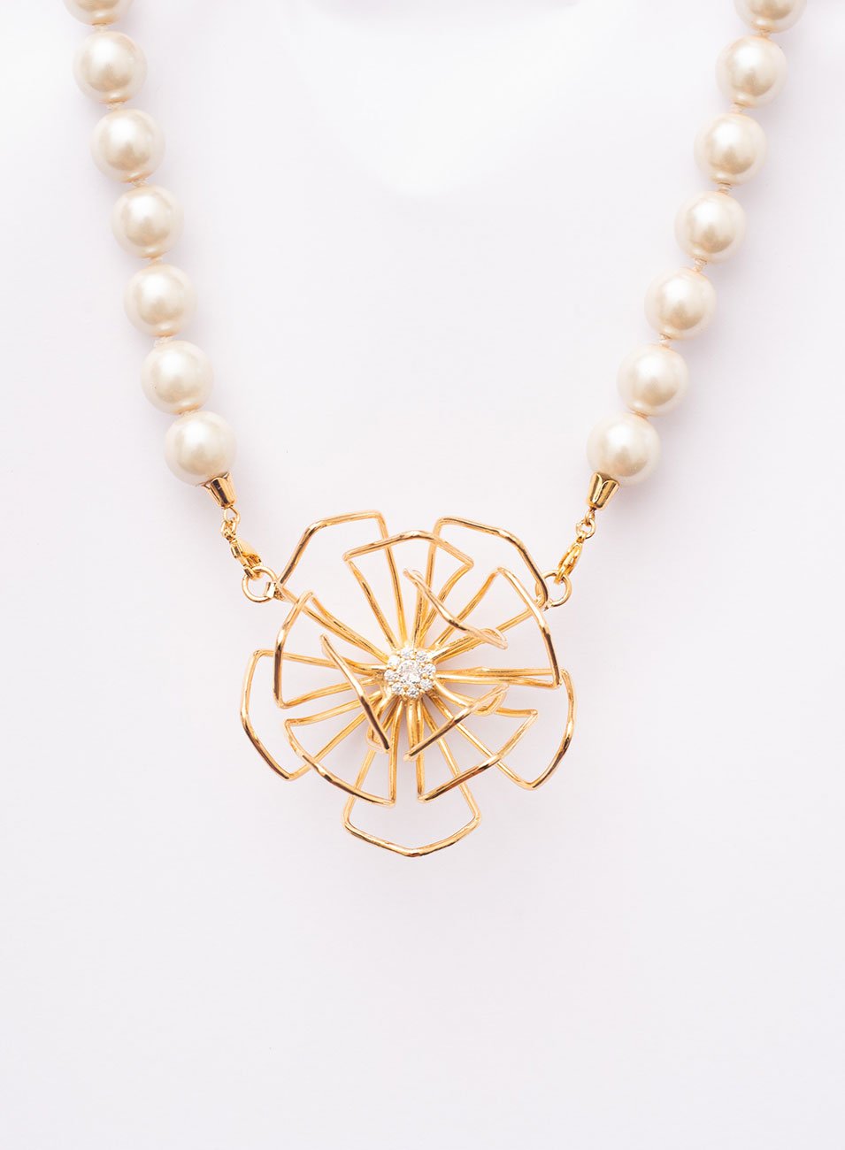 COLAR PÉROLAS FLOR DE LÓTUS 3D ZIRCONIA COM BANHO DE OURO