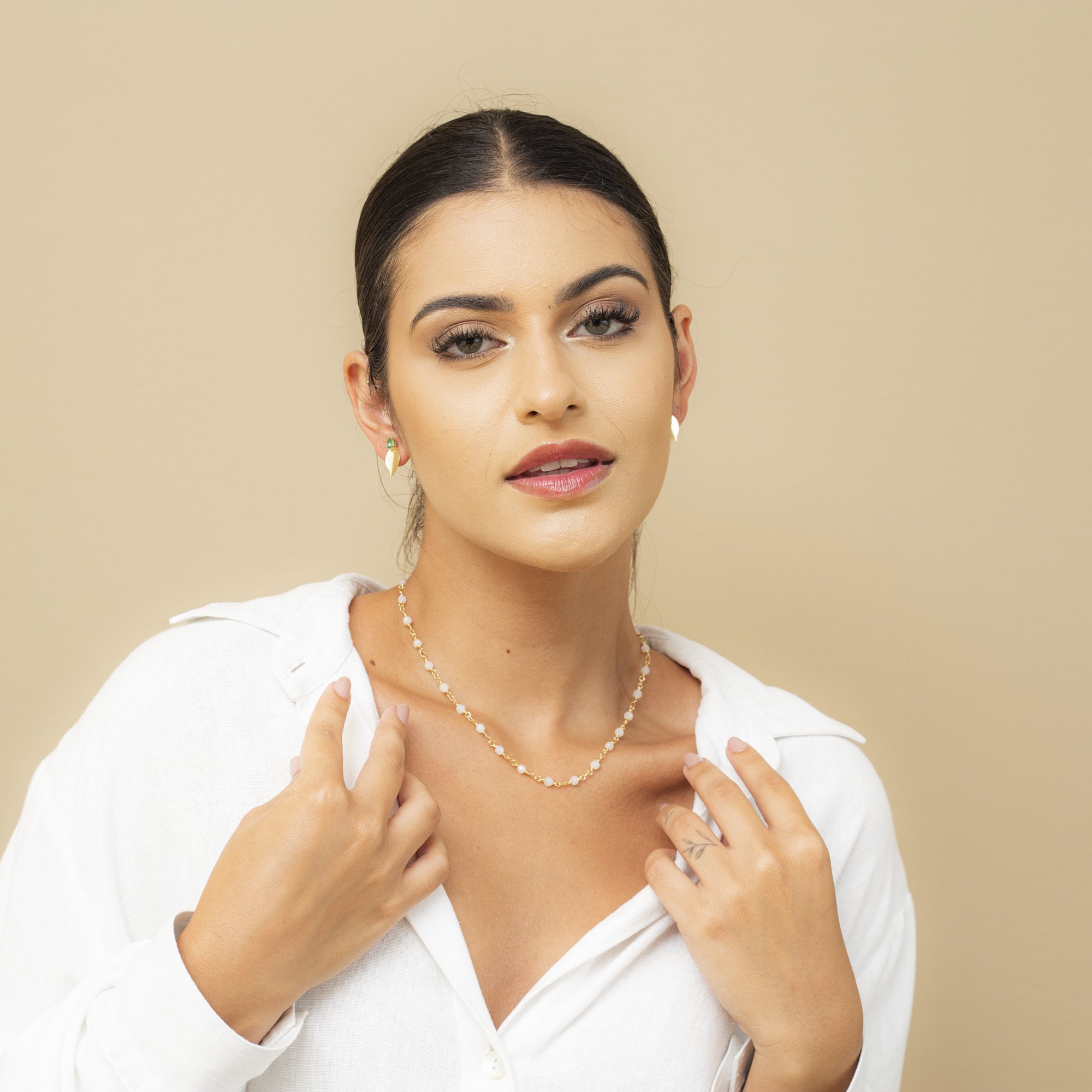 COLAR PERSONALIZADO MISSI CRISTAIS BRANCOS BANHO OURO