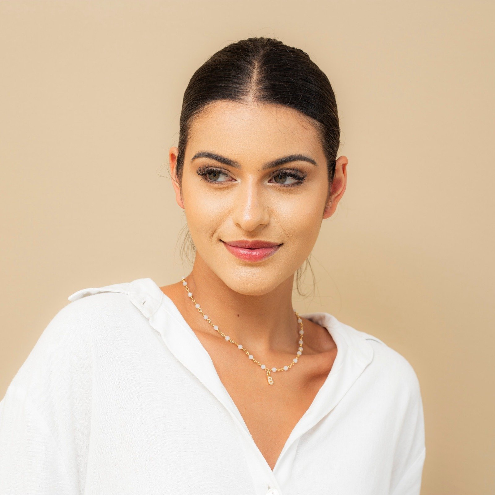 COLAR PERSONALIZADO MISSI CRISTAIS BRANCOS BANHO OURO