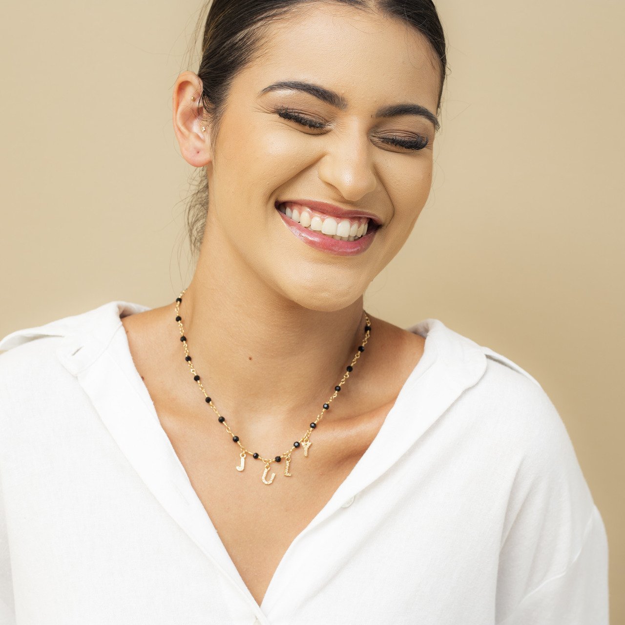 COLAR PERSONALIZADO MISSI CRISTAIS PRETOS BANHO OURO