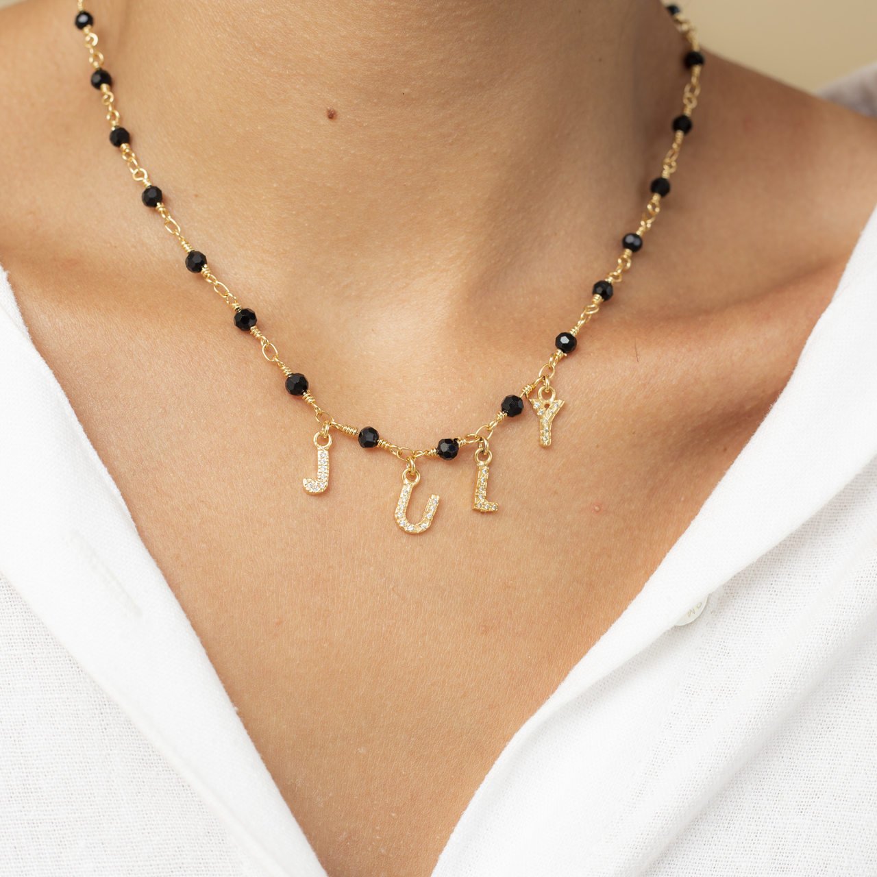 COLAR PERSONALIZADO MISSI CRISTAIS PRETOS BANHO OURO