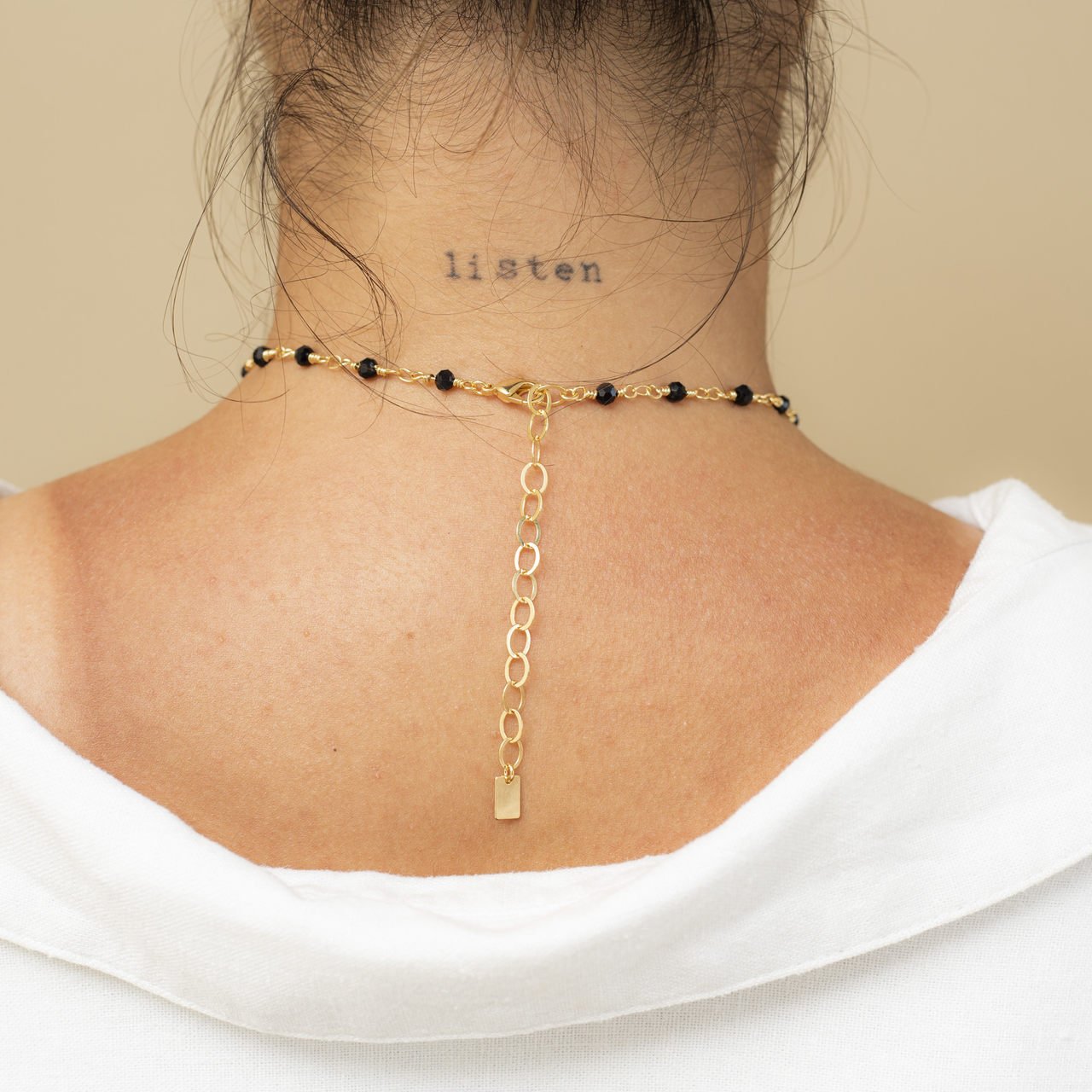 COLAR PERSONALIZADO MISSI CRISTAIS PRETOS BANHO OURO