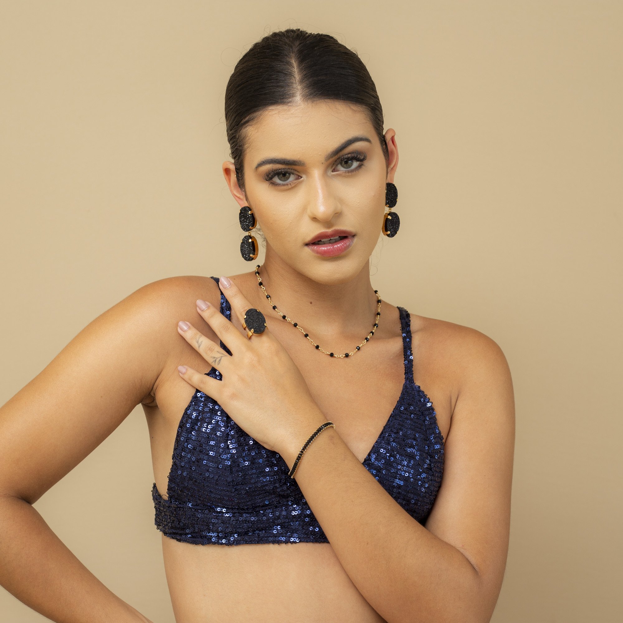 COLAR PERSONALIZADO MISSI CRISTAIS PRETOS BANHO OURO