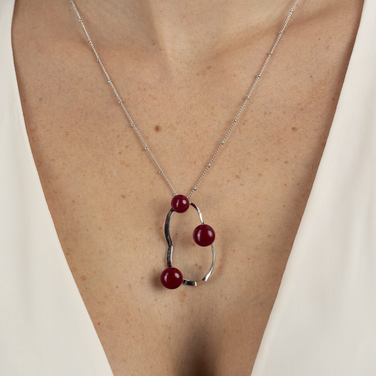 COLAR PHUKET G PÉROLAS CEREJA BANHO RÓDIO BRANCO