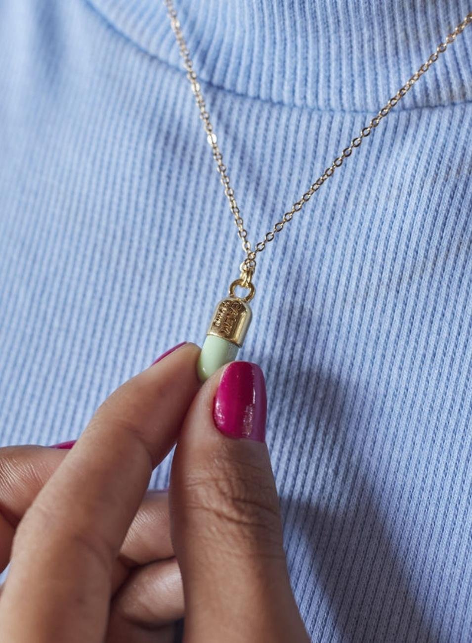 COLAR PILLS VERDE BANHO OURO