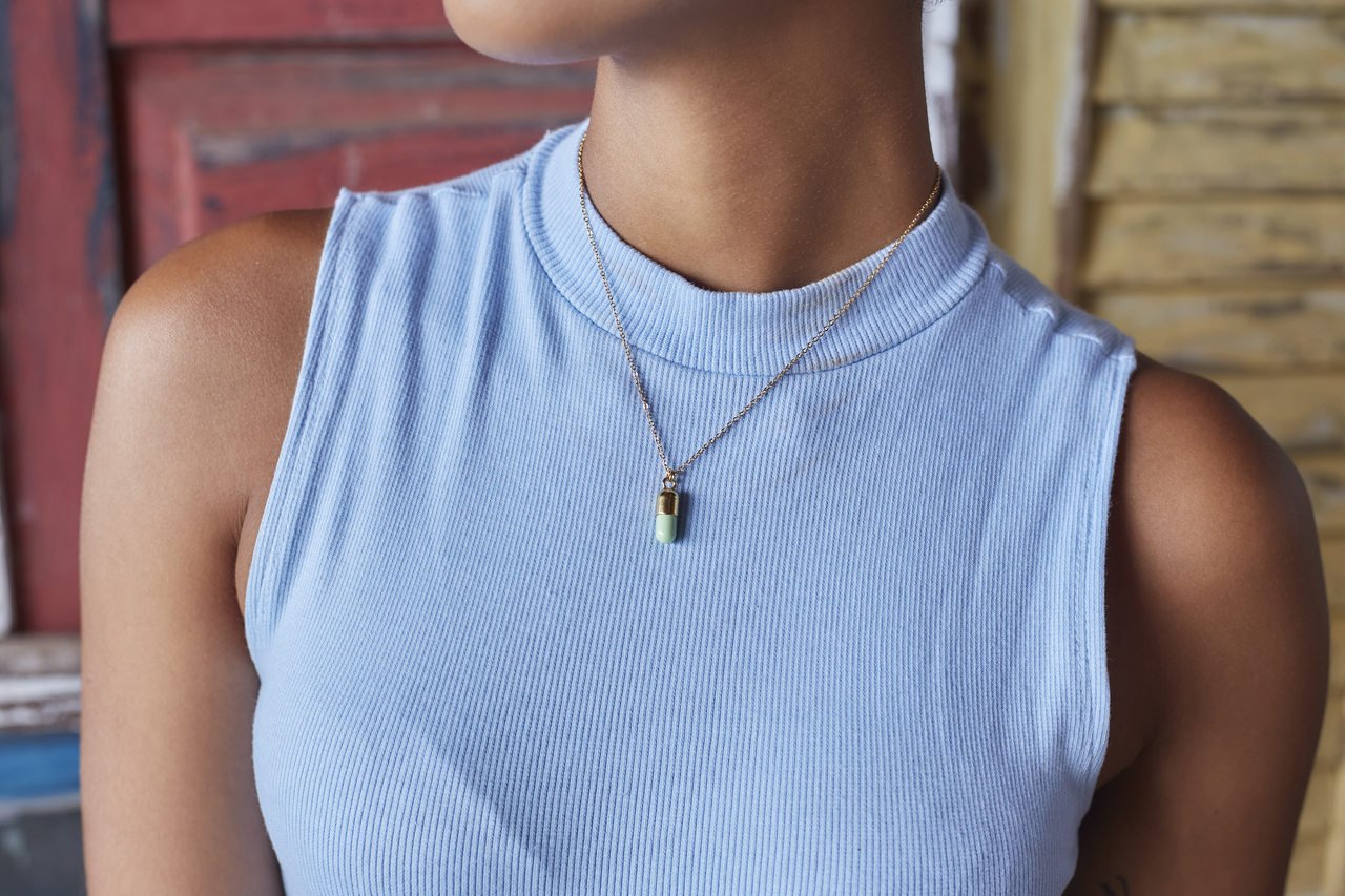 COLAR PILLS VERDE BANHO OURO