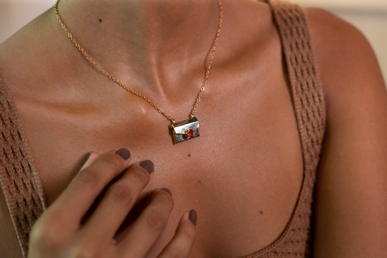 COLAR RELICÁRIO CARTINHA PINGENTE METAL CRISTAL ROSA BANHO OURO