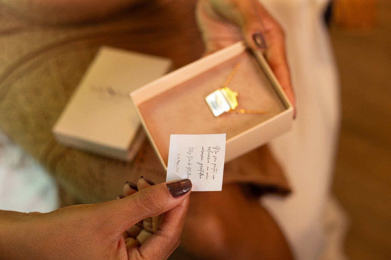 COLAR RELICÁRIO CARTINHA PINGENTE METAL CRISTAL ROSA BANHO OURO