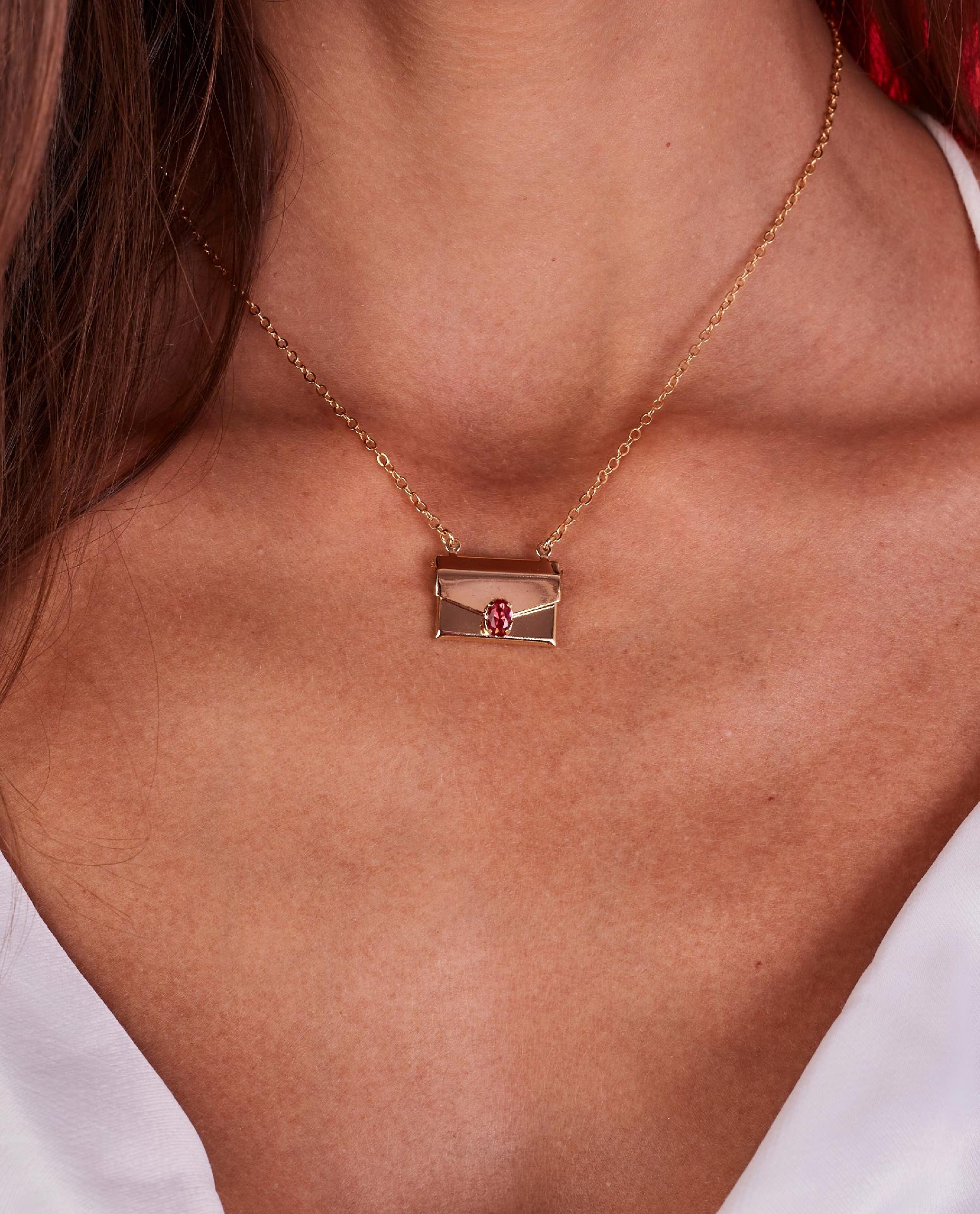 COLAR RELICÁRIO CARTINHA PINGENTE METAL CRISTAL ROSA BANHO OURO