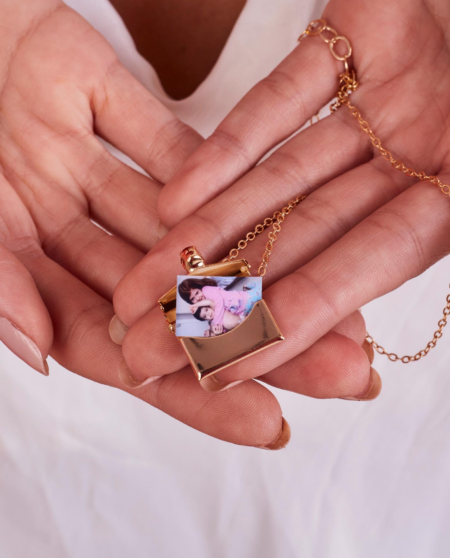 COLAR RELICÁRIO CARTINHA PINGENTE METAL CRISTAL ROSA BANHO OURO