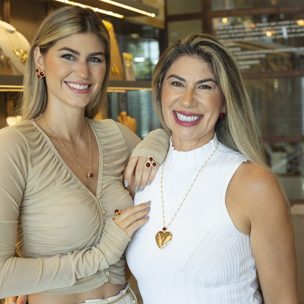 COLAR RELICÁRIO CORAÇÃO PÉROLA CEREJINHA LONGO BANHO OURO