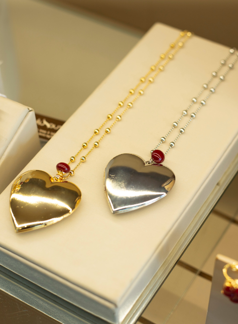 COLAR RELICÁRIO CORAÇÃO PÉROLA CEREJINHA LONGO BANHO OURO