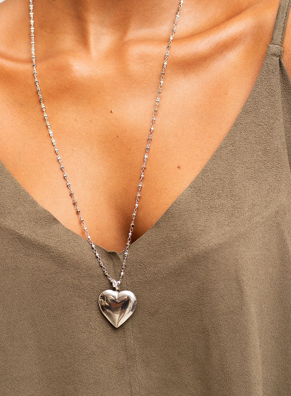 COLAR RELICÁRIO CORAZÓN LISO BANHO RÓDIO BRANCO