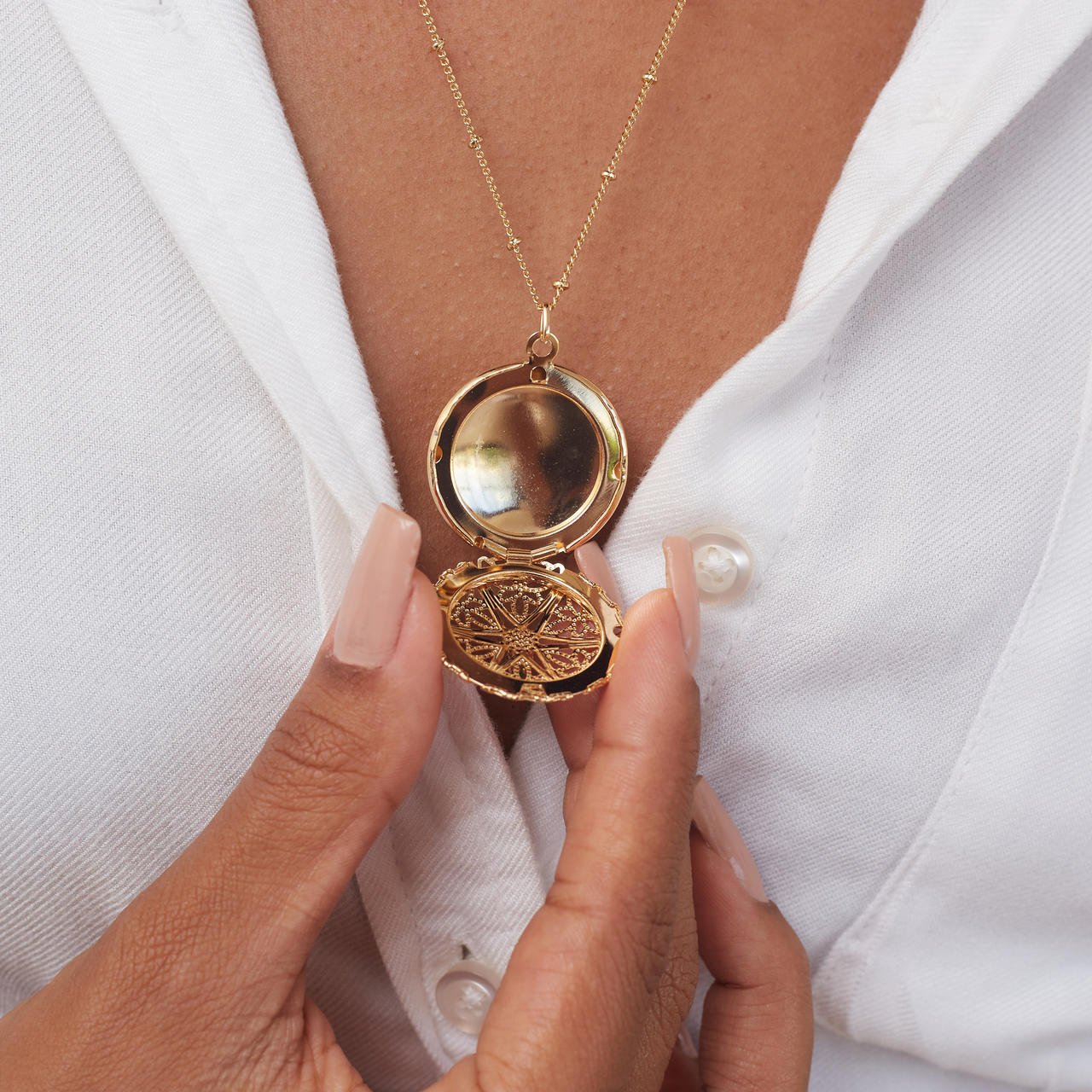 COLAR RELICÁRIO/DIFUSOR REDONDO MINI QUARTZO ROSA BANHO OURO