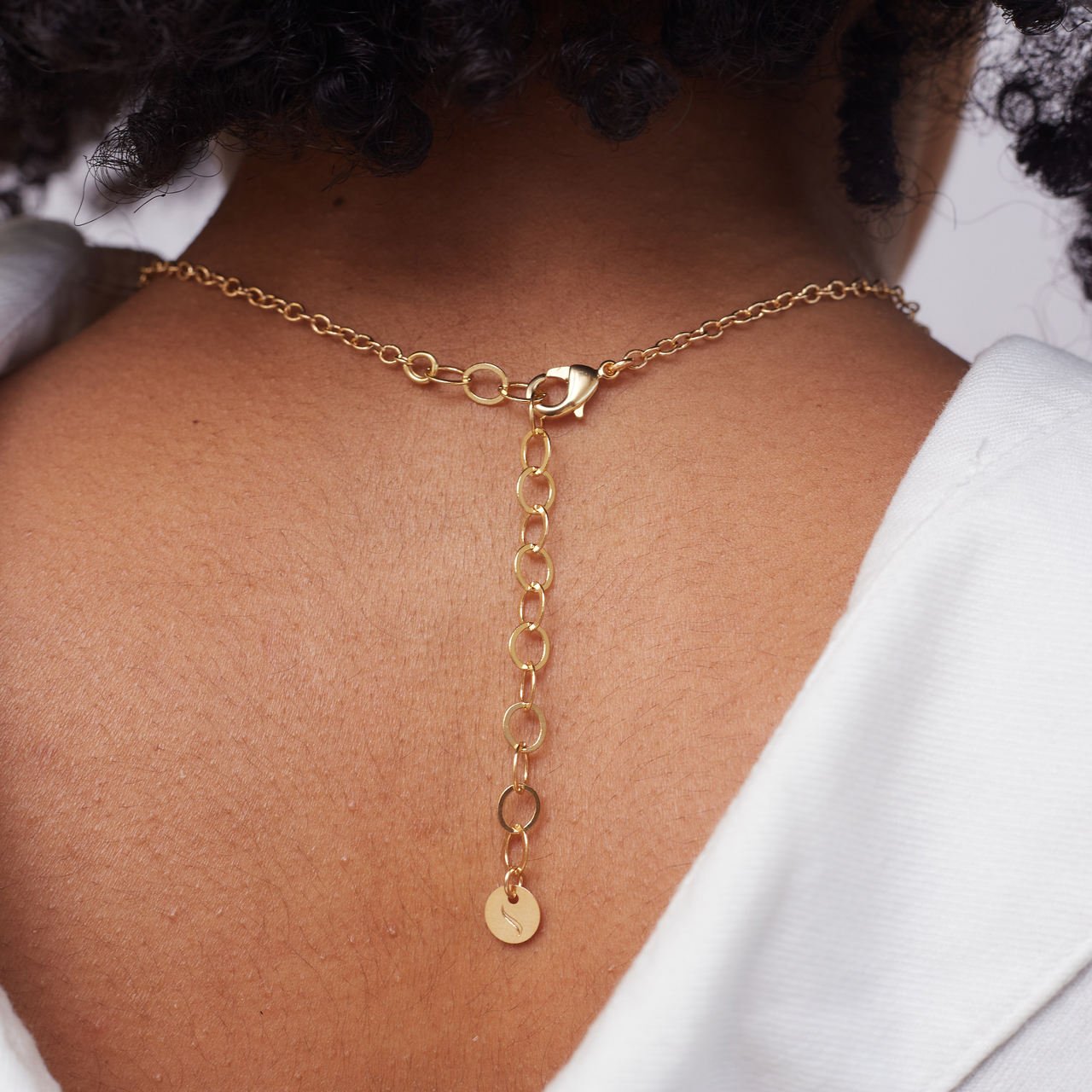 COLAR RELICÁRIO/DIFUSOR REDONDO MINI QUARTZO ROSA BANHO OURO