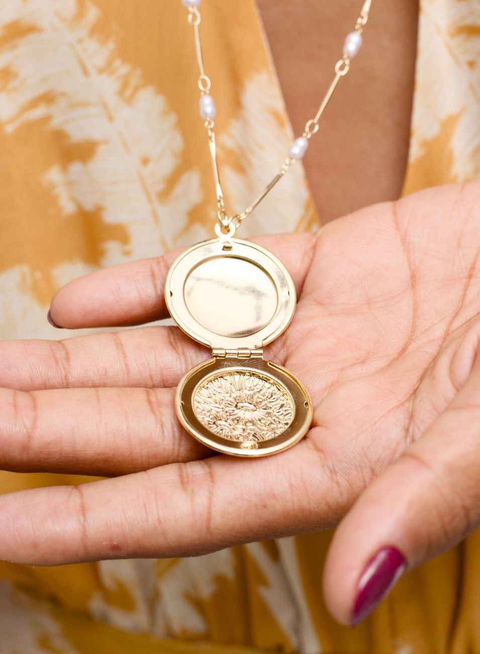 COLAR RELICÁRIO FLORAL COM PÉROLA BANHO OURO