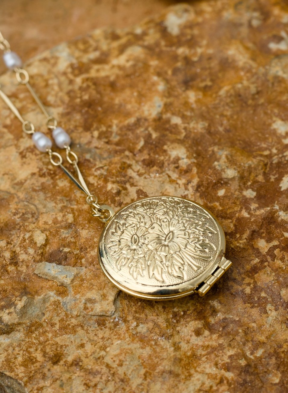 COLAR RELICÁRIO FLORAL COM PÉROLA BANHO OURO