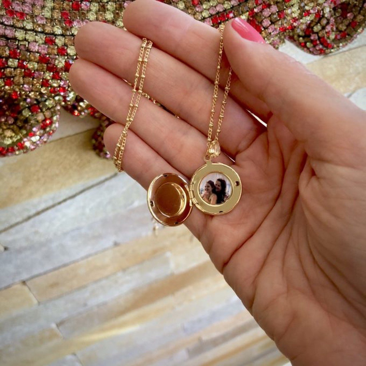 COLAR RELICARIO REDONDO MINI BANHO OURO