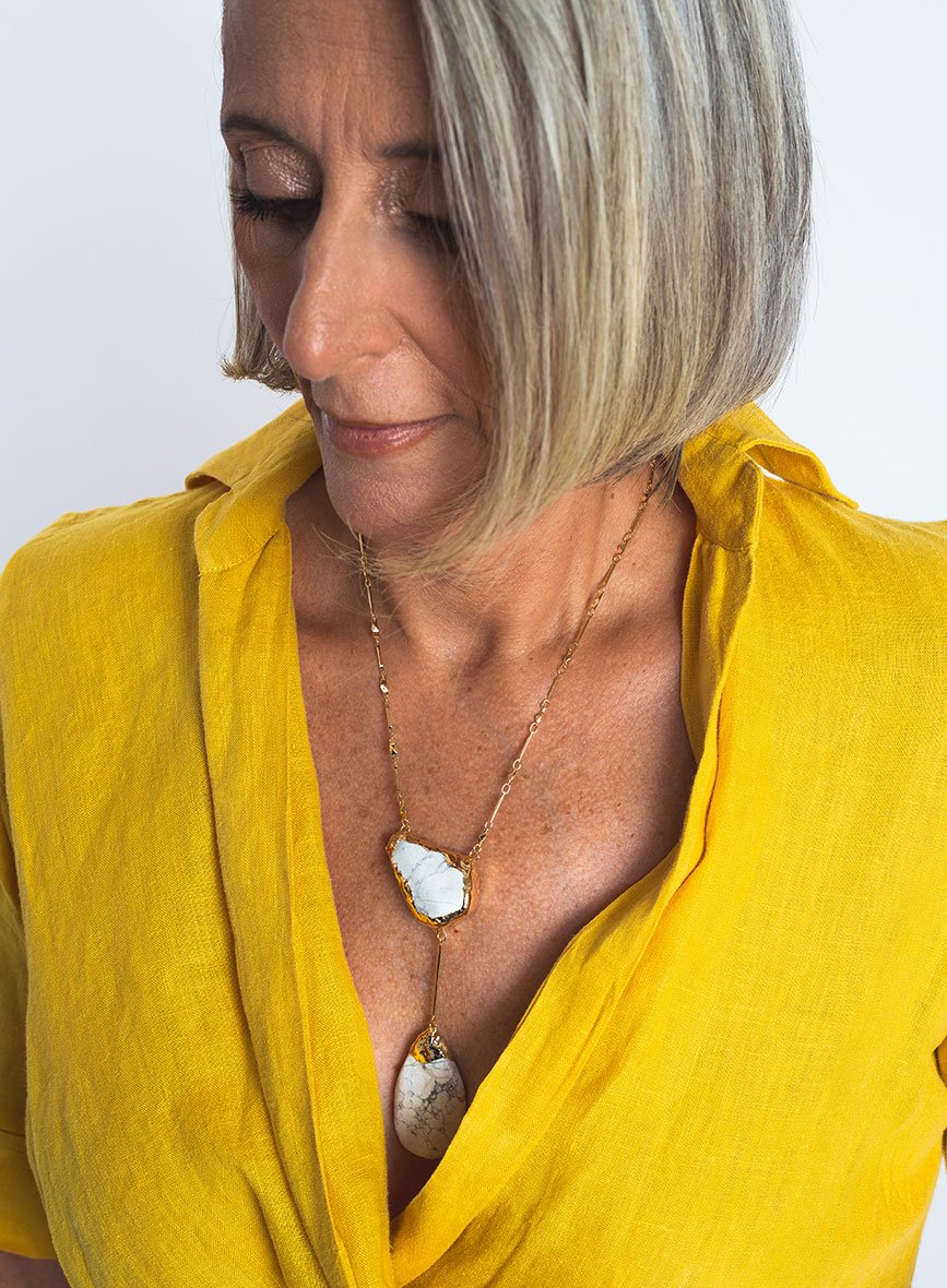COLAR ROCHA BRANCO HOWLITA BANHO OURO