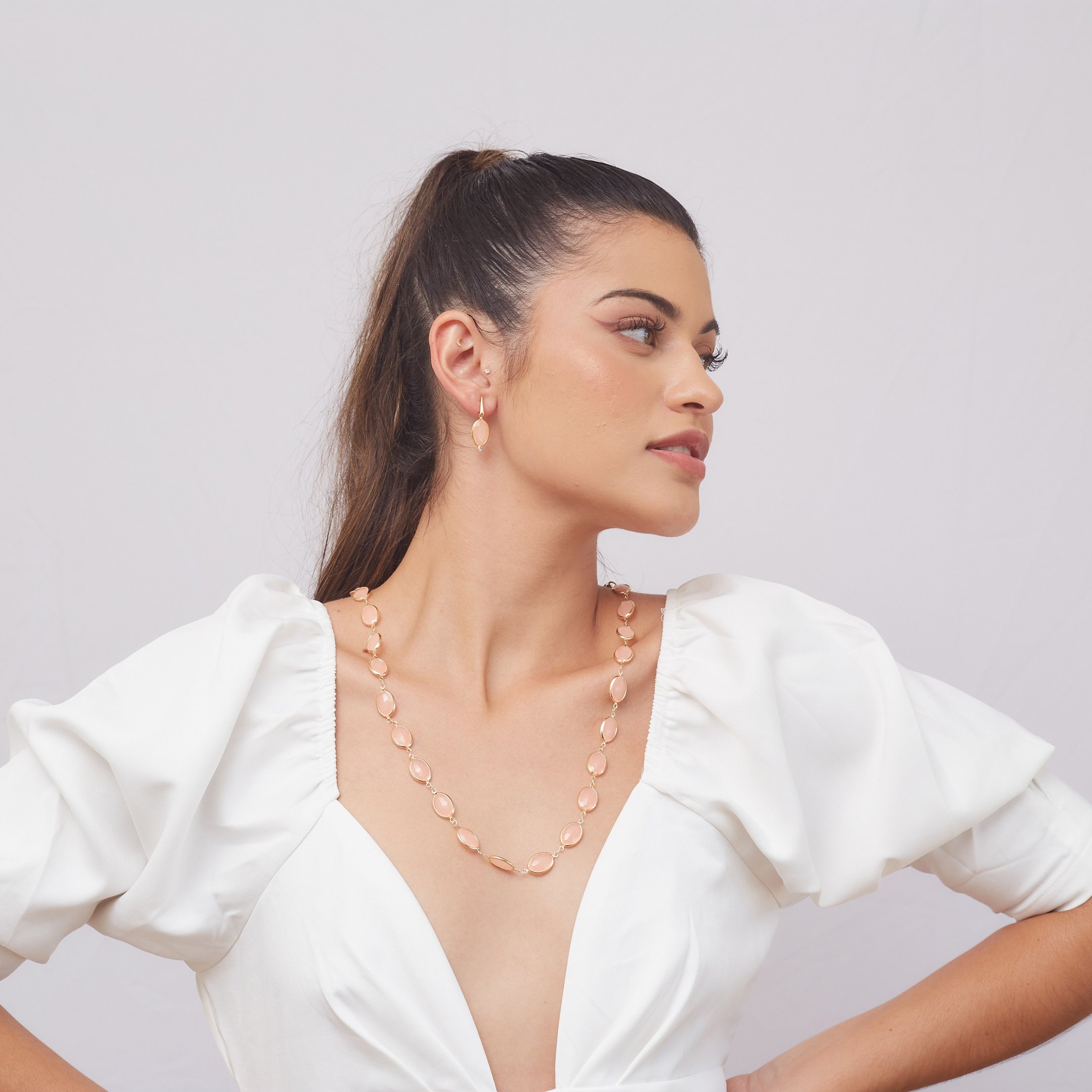 COLAR SILVER RESINA OVAL QUARTZO ROSA BANHO OURO