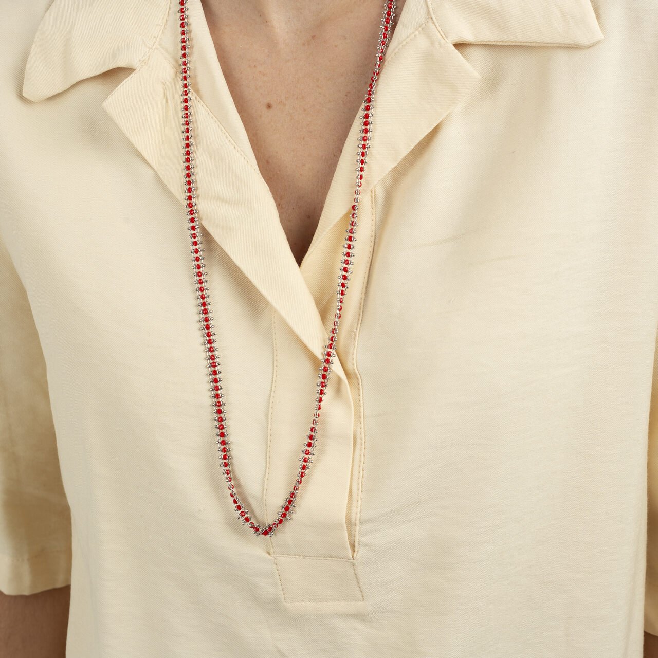 COLAR SIRENA VERMELHO BANHO RÓDIO BRANCO