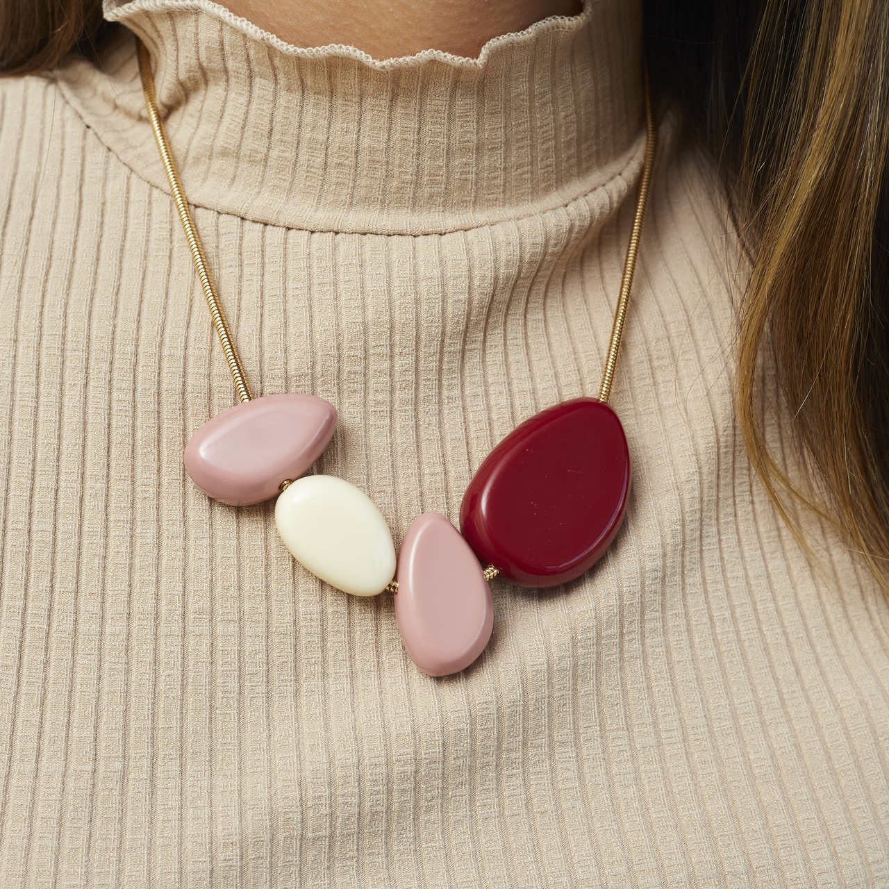 COLAR STONES PINGENTES RESINAS G BORDÔ BANHO OURO