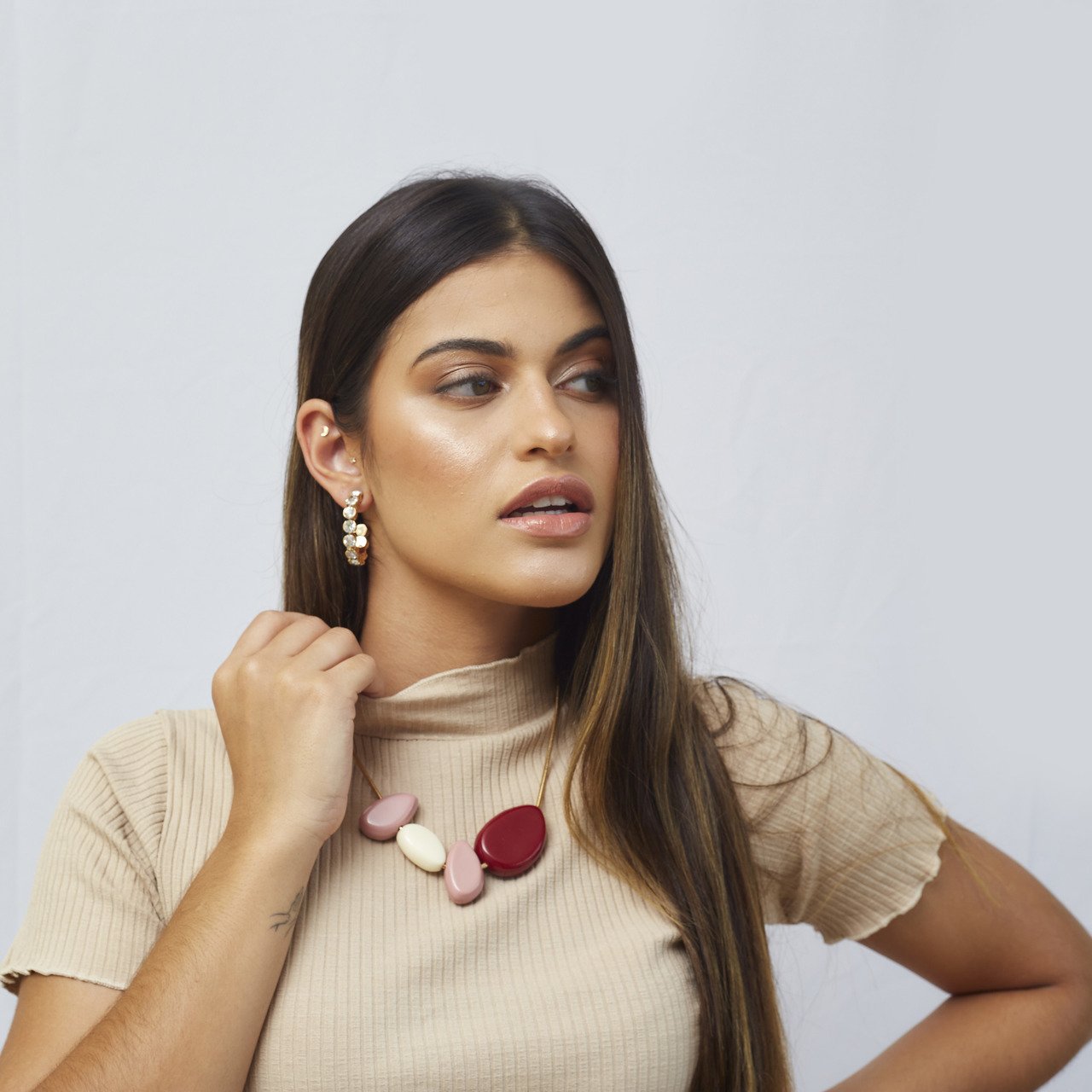 COLAR STONES PINGENTES RESINAS G BORDÔ BANHO OURO