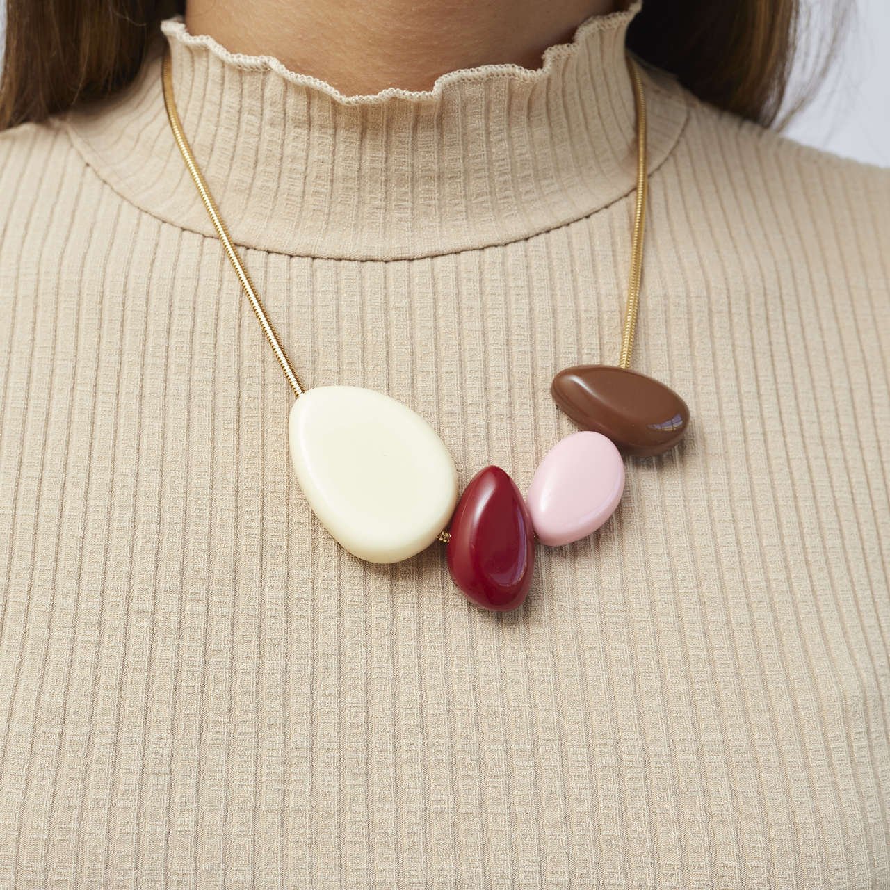 COLAR STONES PINGENTES RESINAS G BRANCA BANHO OURO